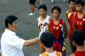 星空体育app下载-“体坛败类”马俊仁，强迫队员集体割阑尾，亲自为女队员使用禁药|马家军|王军霞|举报信|教练|姑娘_新浪体育_新浪新闻