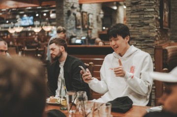 其乐融融！杨瀚森上周末做东 请混音队全队聚餐🍽️